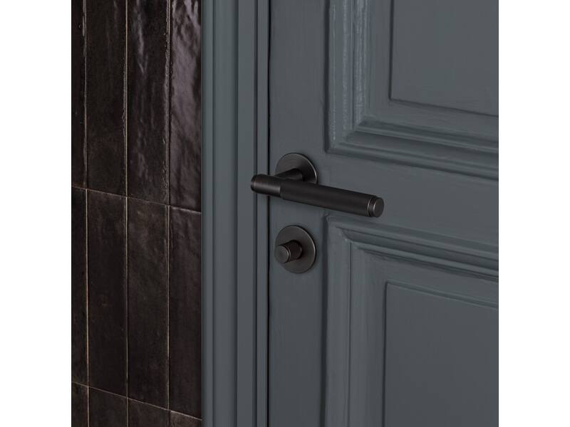 Deurkruk Cross Brons diamond-cut op ronde verende rozet 145mm